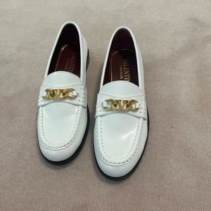 Valentino Garavani V logo chain leather loafers - 40